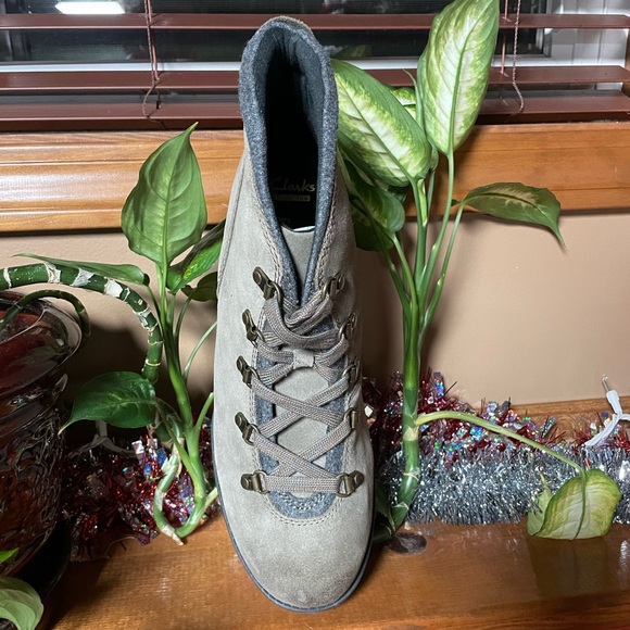 CLARKS FARALYN ALPHA TAUPE SUEDE LACE UP BOOT. SIZE 11W. NEW WITHOUT BOX. - Picture 3 of 8